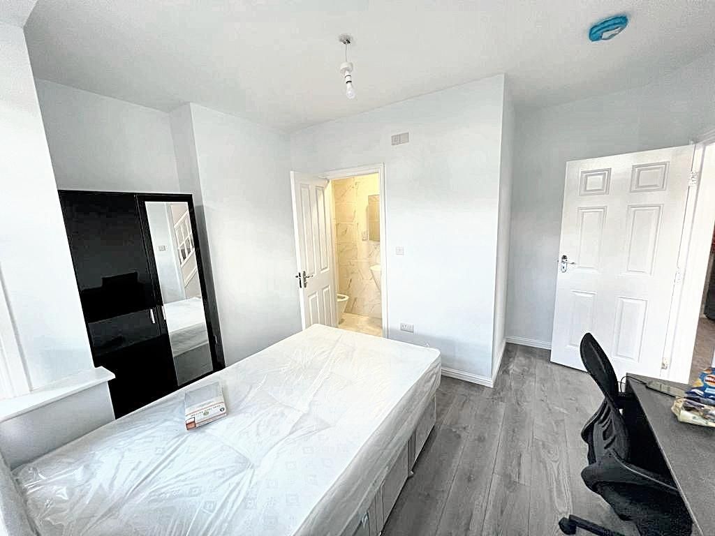 Property photo 3 of 14 Bright, Modern Double Bedroom With A Comfortable d...