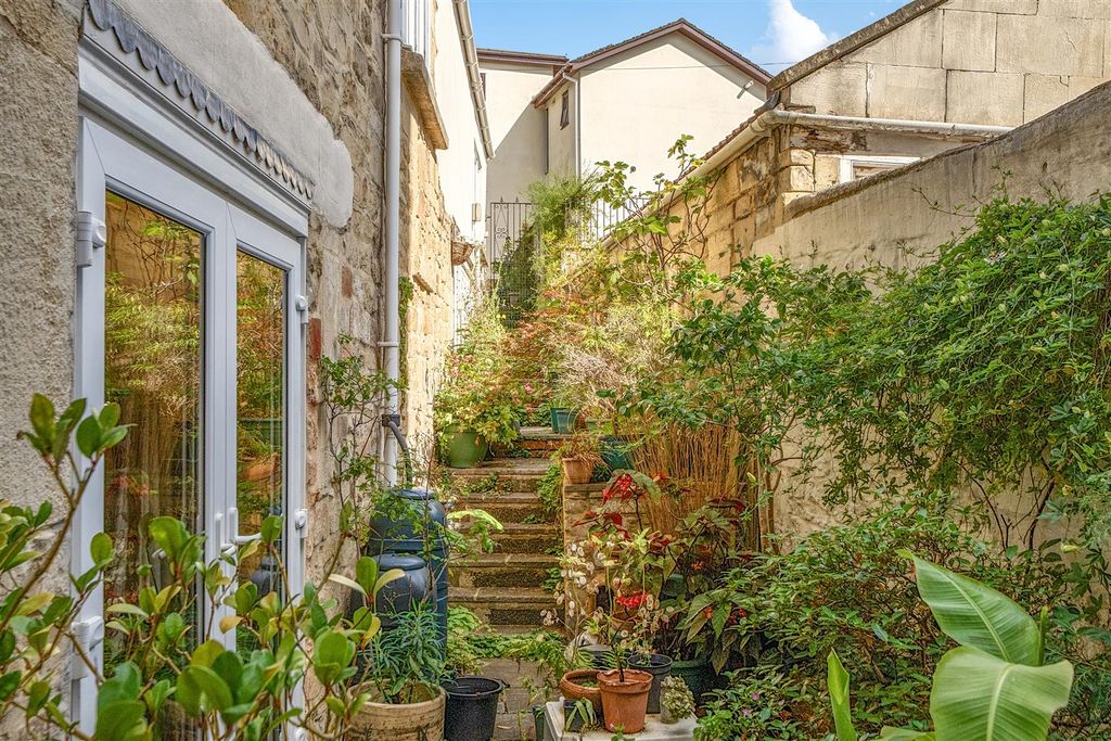 Property photo 2 of 18 Courtyard.Jpg