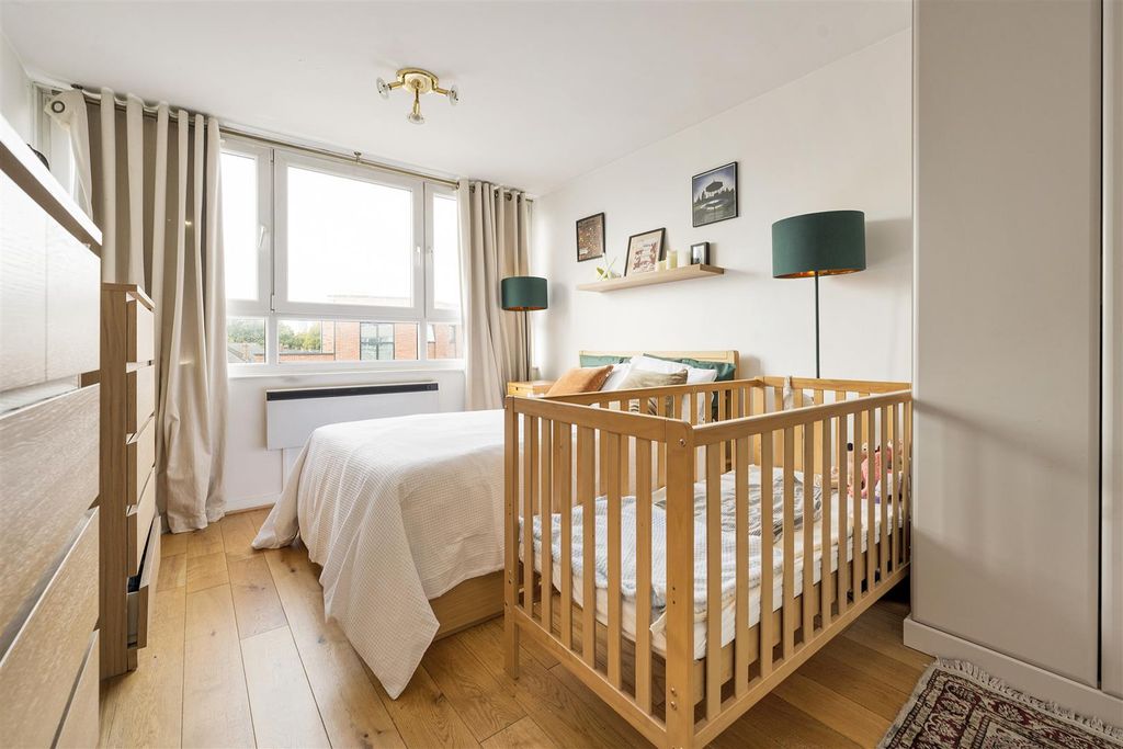 Property photo 3 of 19 Roman Road, E2