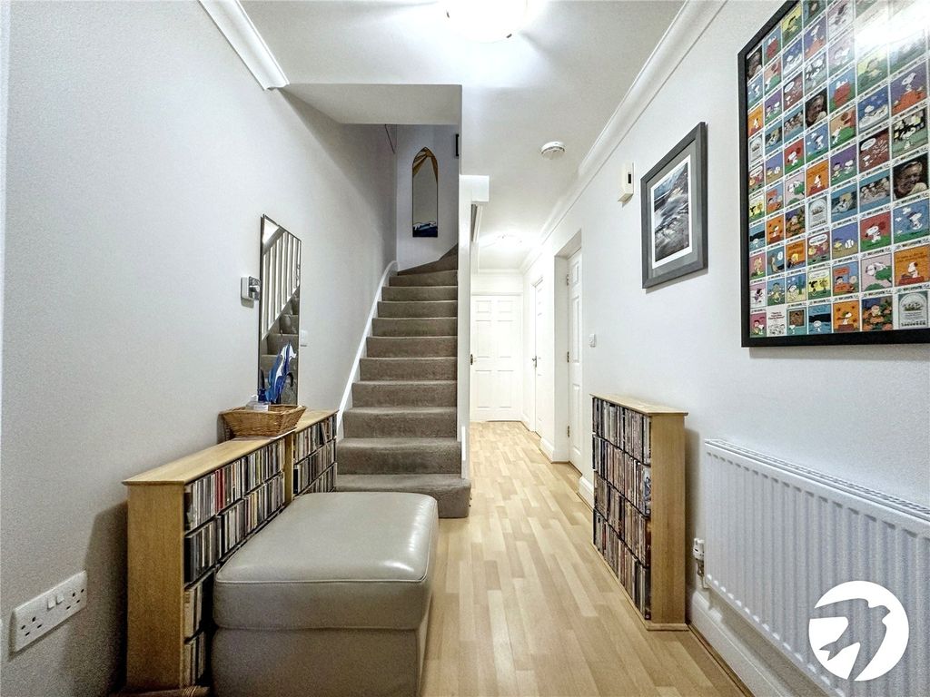 Property photo 2 of 18 Entrance Hall