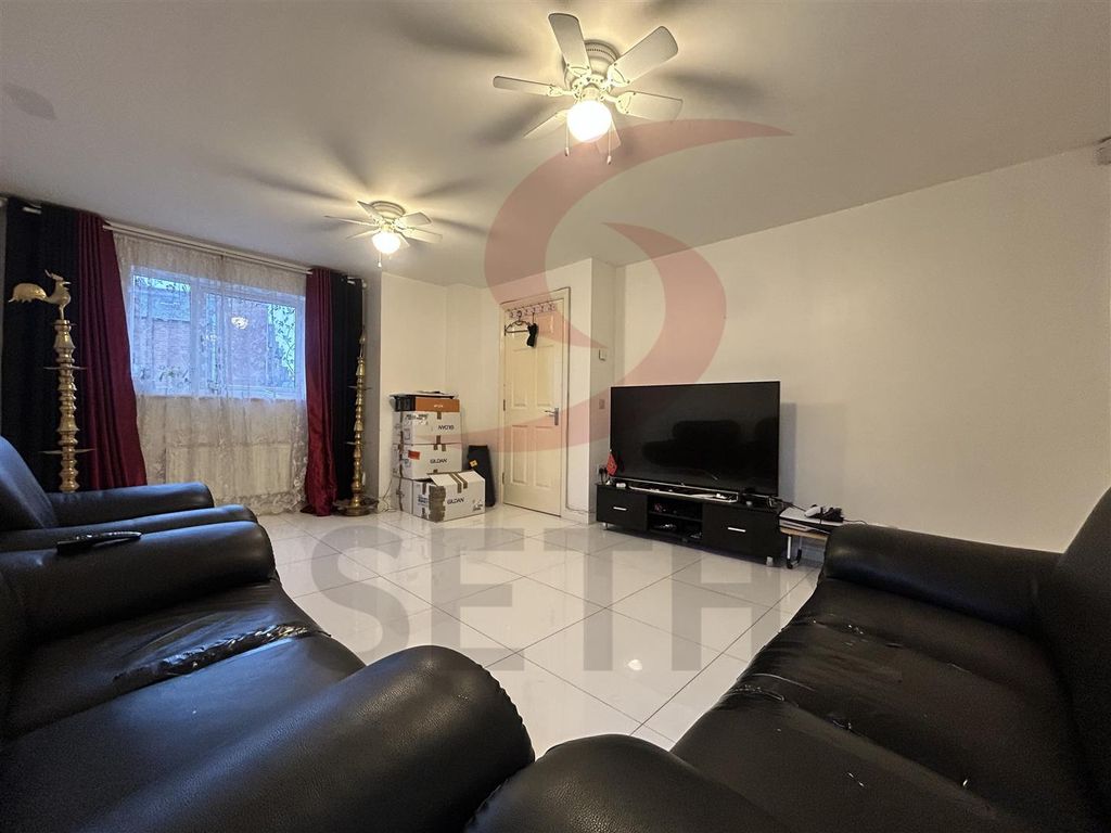 Property photo 2 of 30 Lounge