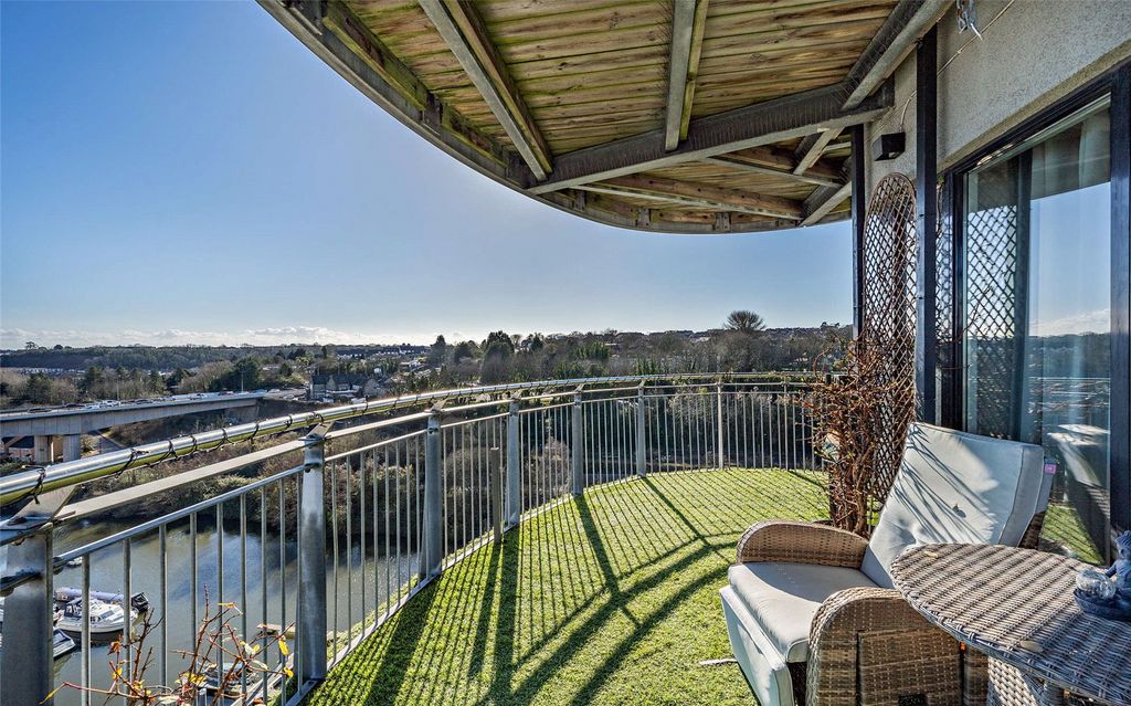 Property photo 2 of 17 Balcony