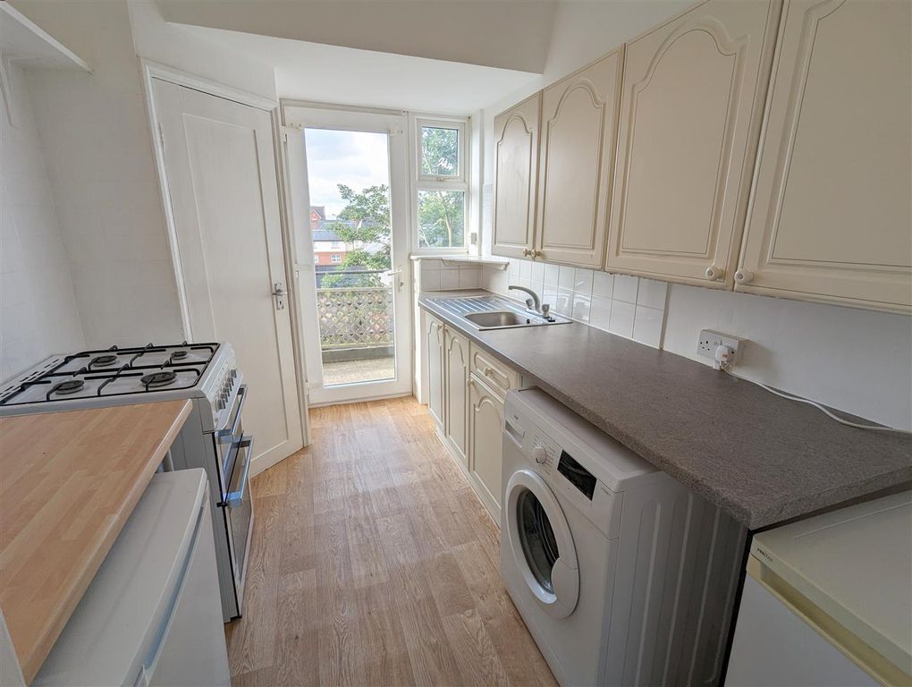 Property photo 2 of 9 Kitchen