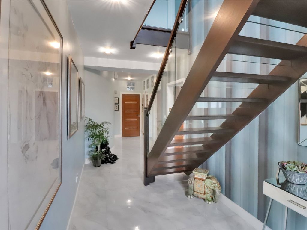 Property photo 2 of 32 Picture No. 12