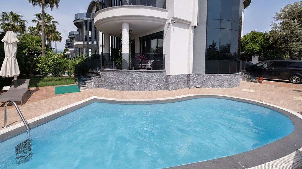 Property photo 1 of 18