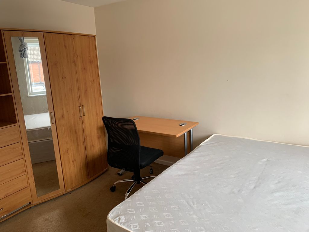 Property photo 2 of 5 A Spacious And Well-Equipped Double Bedroom Featur...