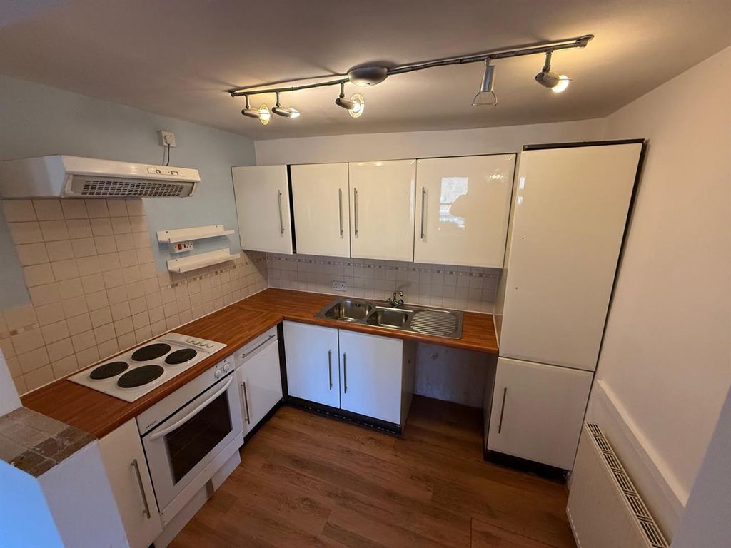 Property photo 3 of 10 Kitchen