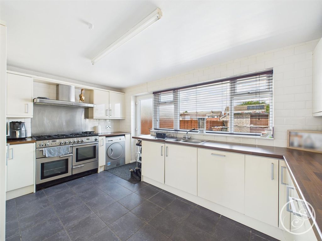 Property photo 3 of 14 Kitchen