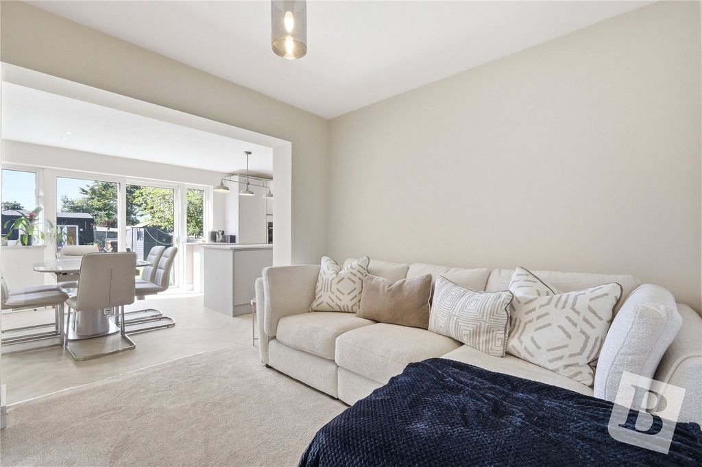 Property photo 3 of 21 Lounge