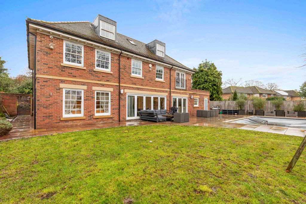 Property photo 1 of 32 12 Chilterns Park, Sl8 5Lb (Low Res)-22