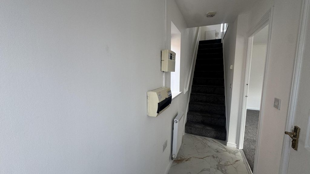 Property photo 2 of 18 Hallway