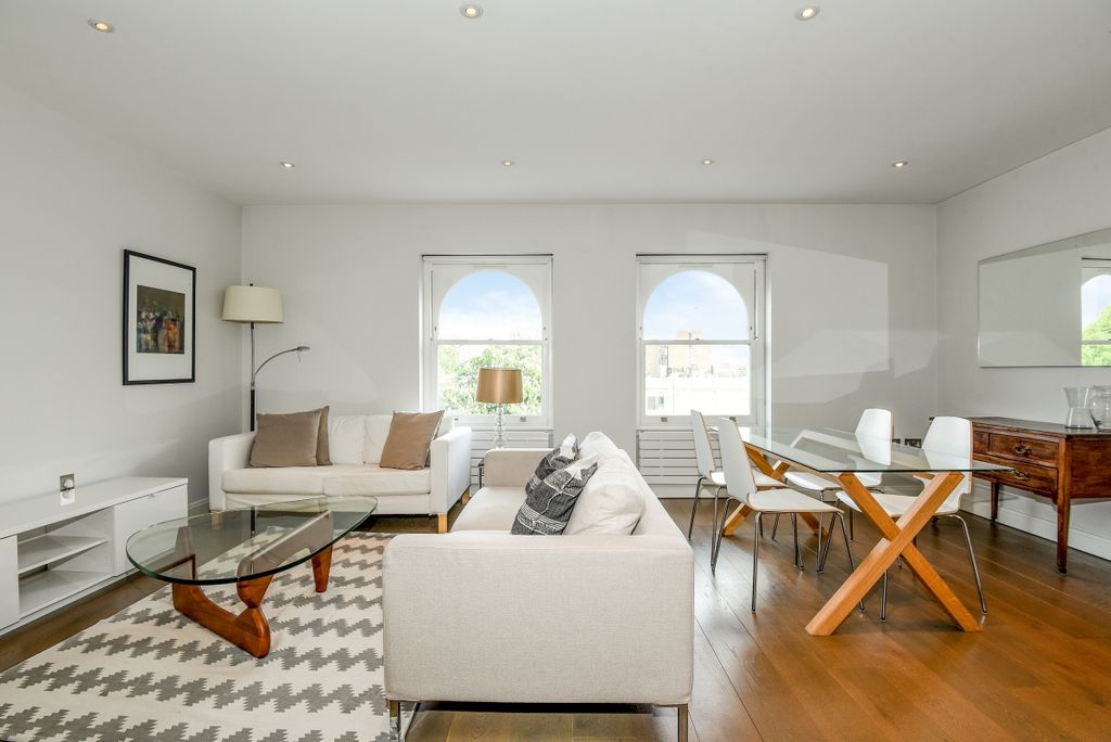 Property photo 1 of 6 Livingroom