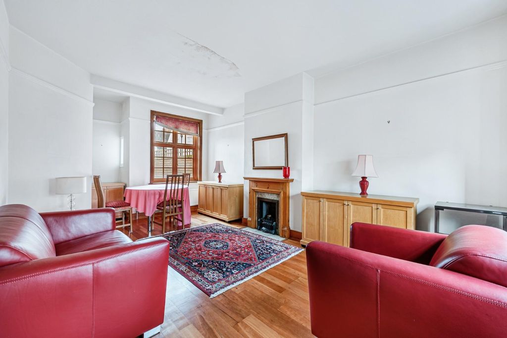 Property photo 3 of 11 32 Holyoake Walk-4.Jpg