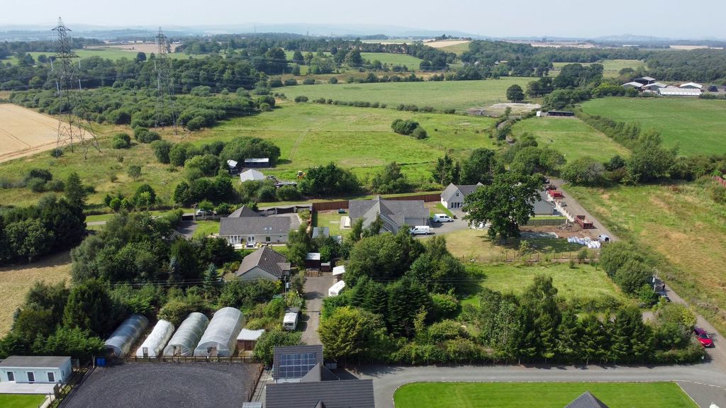 Property photo 2 of 32