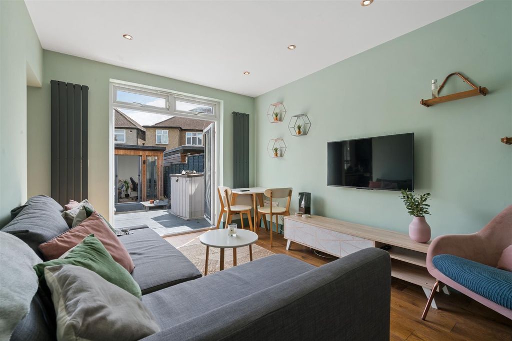 Property photo 3 of 13 65 Abbott Ave, Wimbledon Chase, Sw20 8Sg Reception