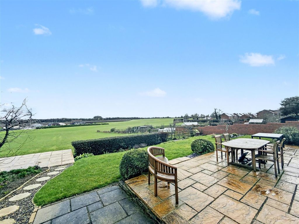 Property photo 2 of 15 Externally