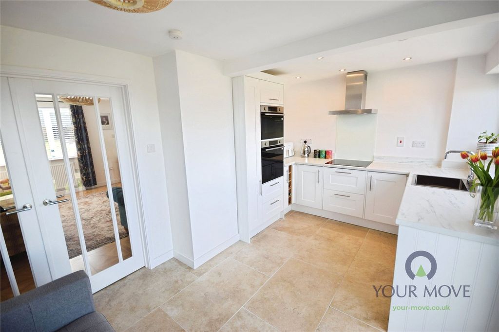 Property photo 3 of 18 Kitchen