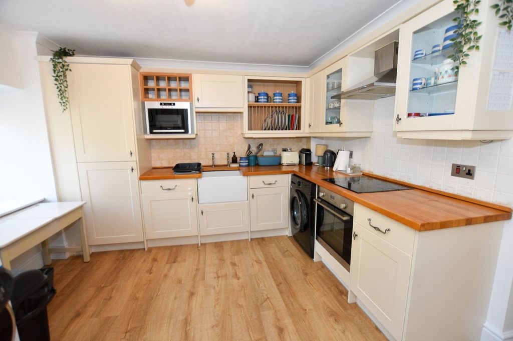 Property photo 3 of 14 Kitchen