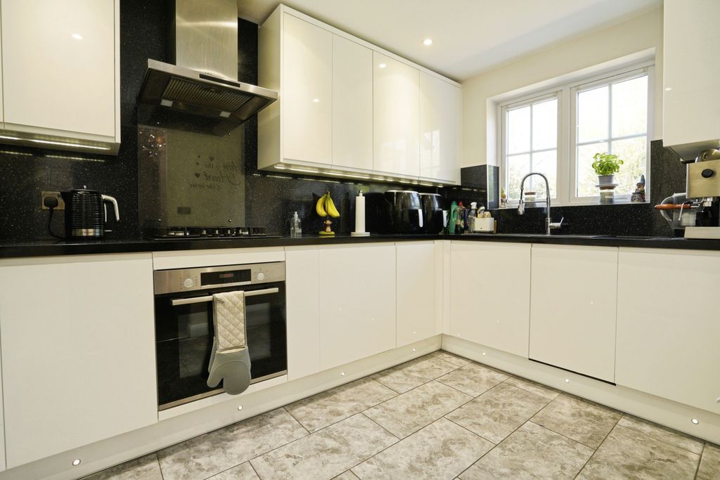 Property photo 2 of 23