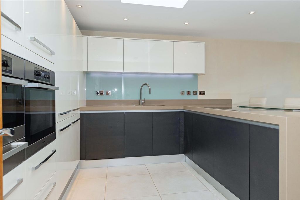 Property photo 2 of 30 Eardley_23.Jpg