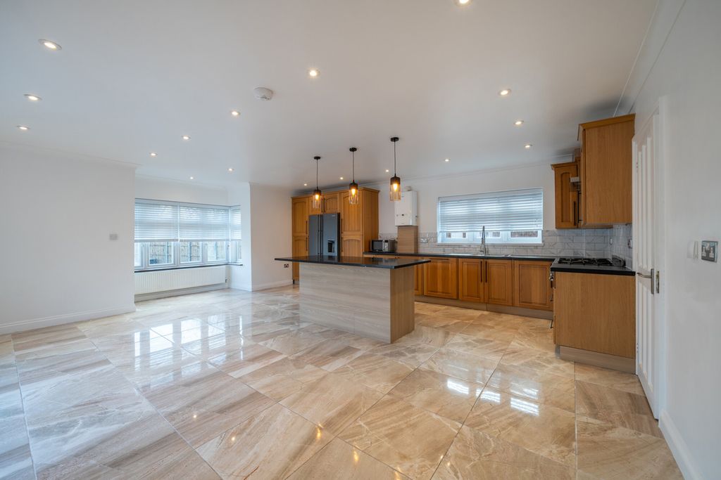 Property photo 2 of 21 1405807-6-697Cb75...