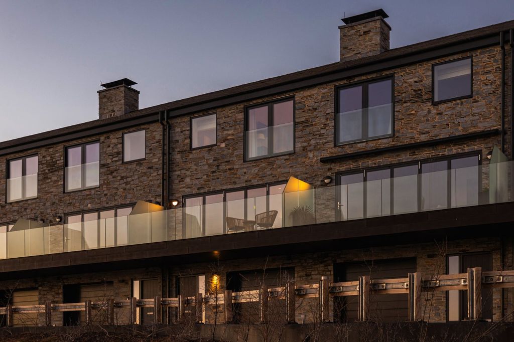 Property photo 3 of 16 Closer Aspect