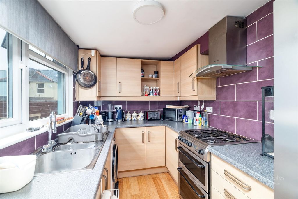 Property photo 3 of 16 Fitted Kitchen