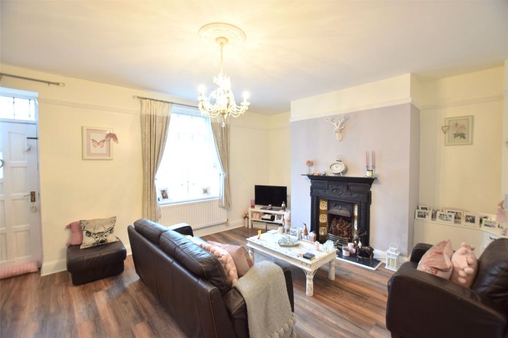 Property photo 3 of 12 Lounge