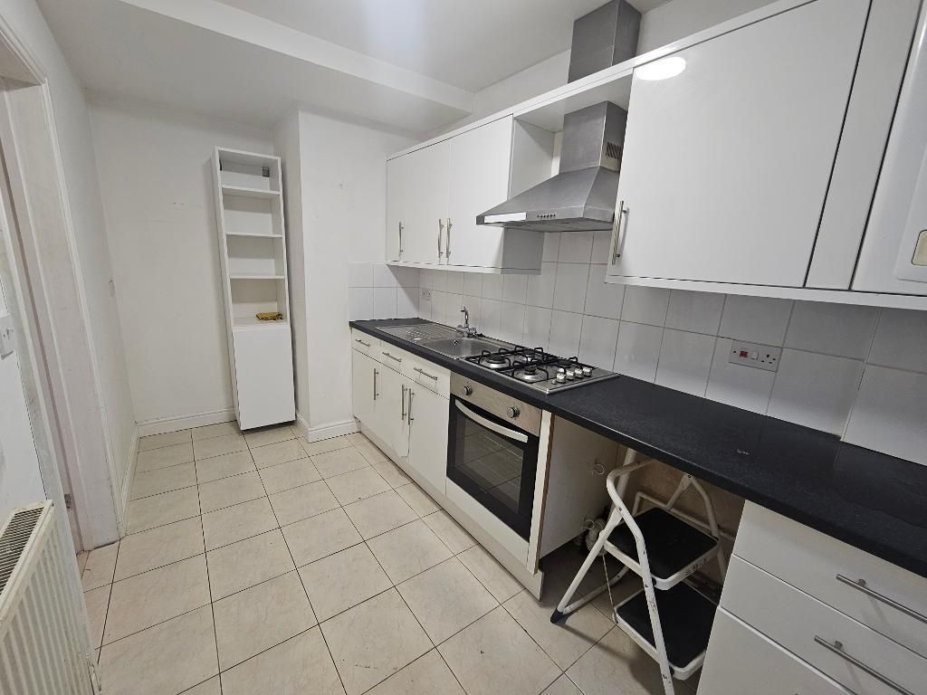 Property photo 3 of 8 Kitchen