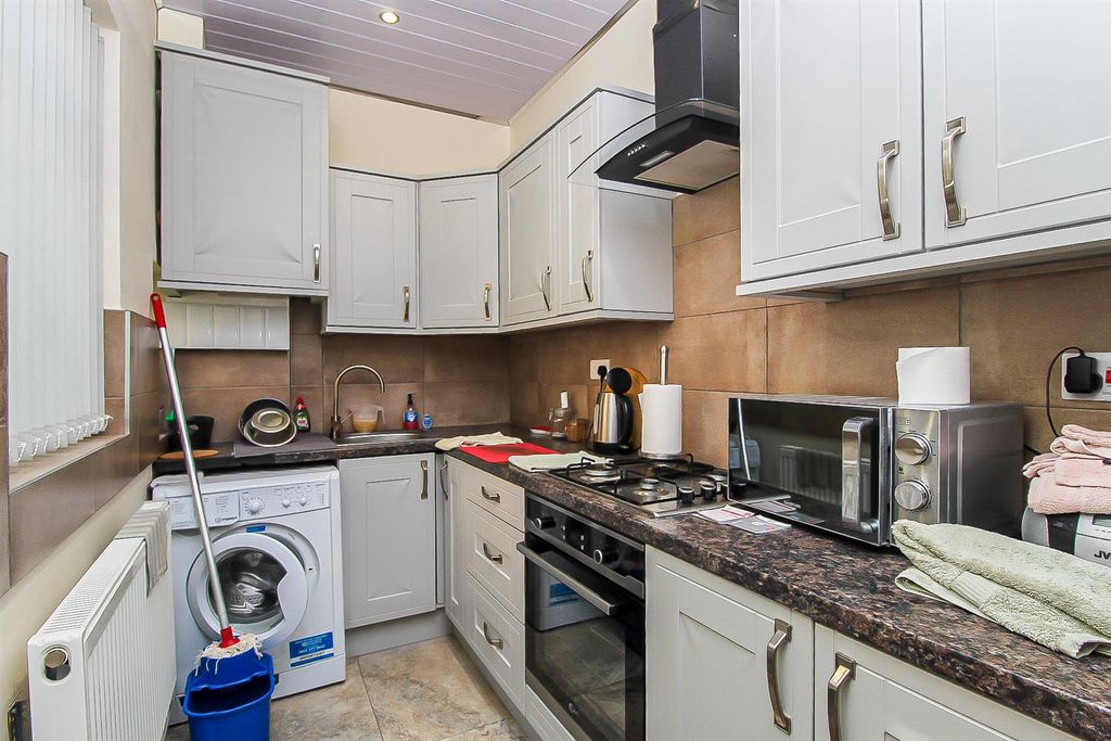 Property photo 3 of 8 Kitchen