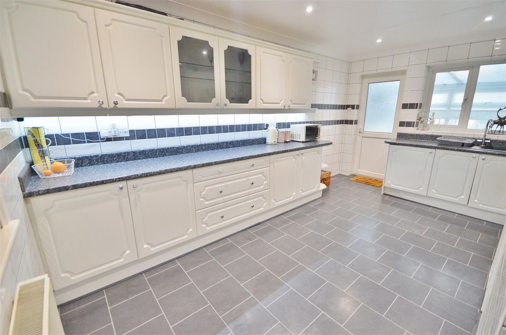 Property photo 3 of 16 Kitchen