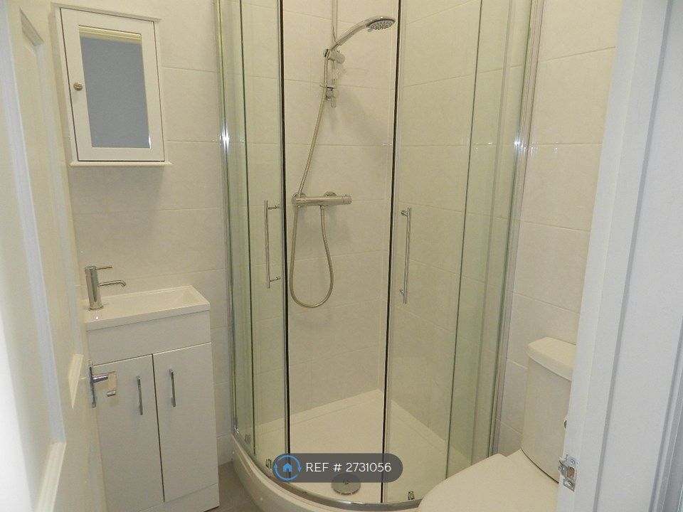 Property photo 3 of 9 Bedroom 2 Ensuite