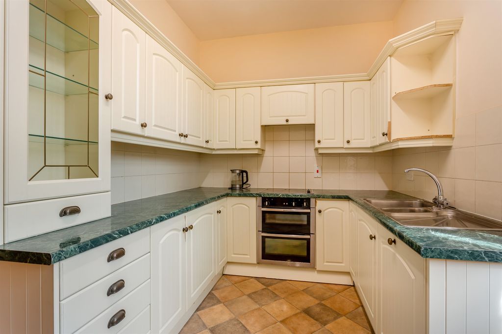 Property photo 2 of 33