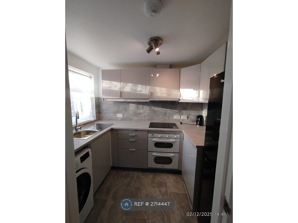 Property photo 2 of 7 Kitchen With Under Pelmet Light