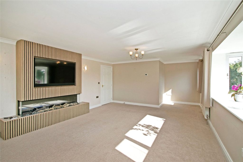Property photo 2 of 17 Lounge