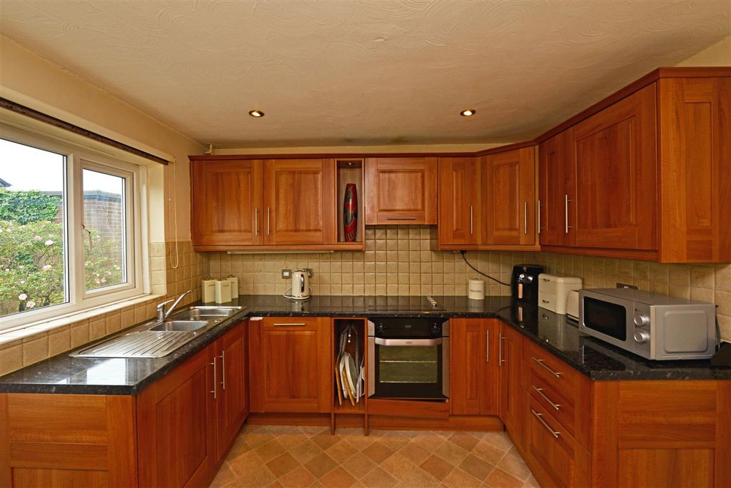 Property photo 3 of 21 Fitted Breakfast Kitchen: