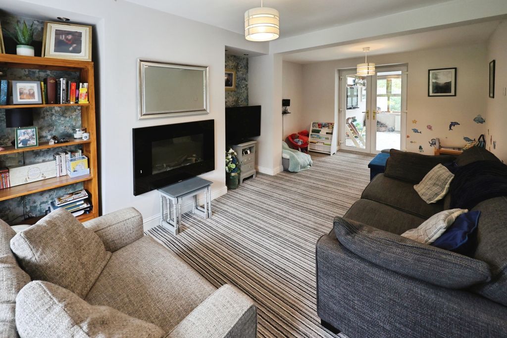 Property photo 2 of 19 Pbox-Living_Room-325351.Jpg