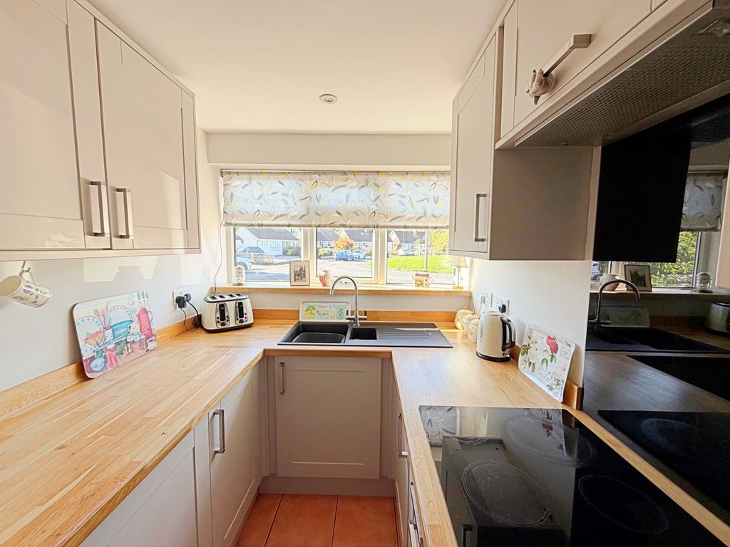 Property photo 3 of 12 Kitchen