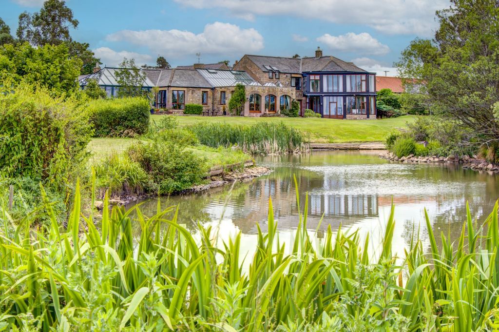Property photo 1 of 42 Fenham Grange