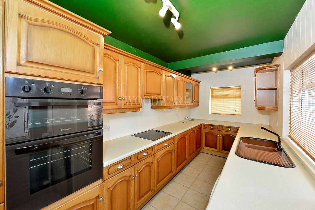 Property photo 3 of 19 Kitchen