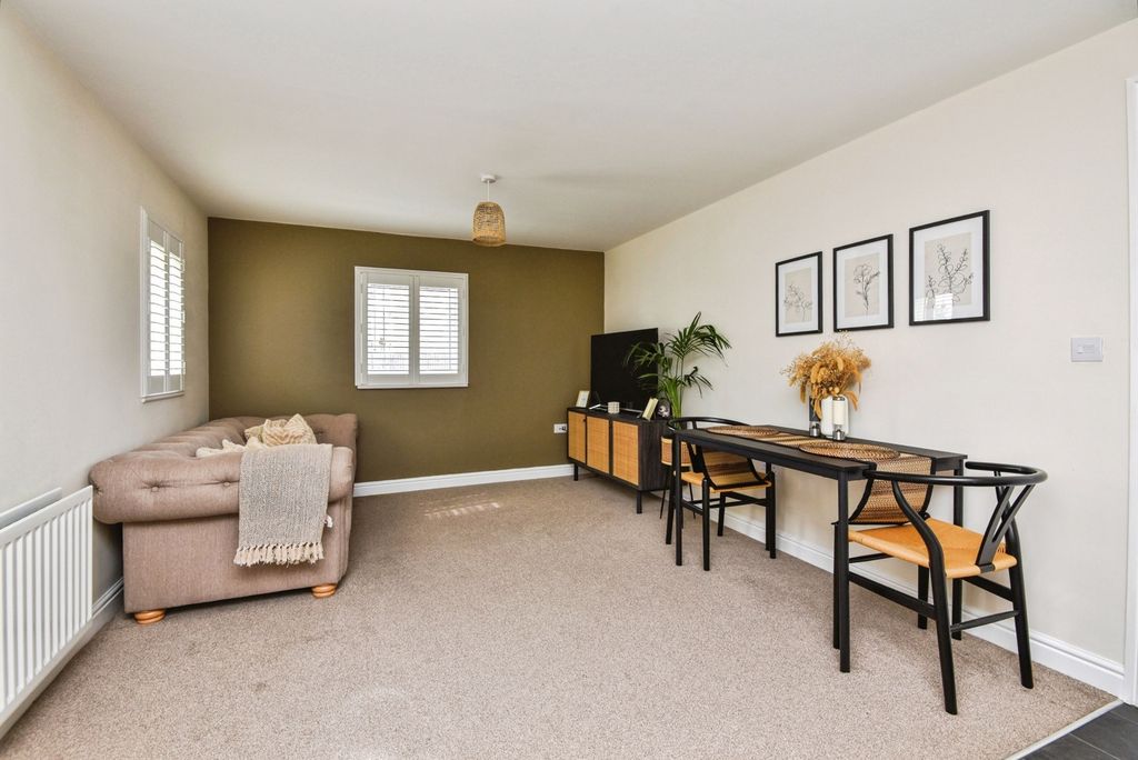 Property photo 2 of 17 Living Space