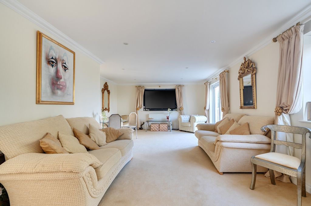 Property photo 3 of 19 1394515-12-694555...