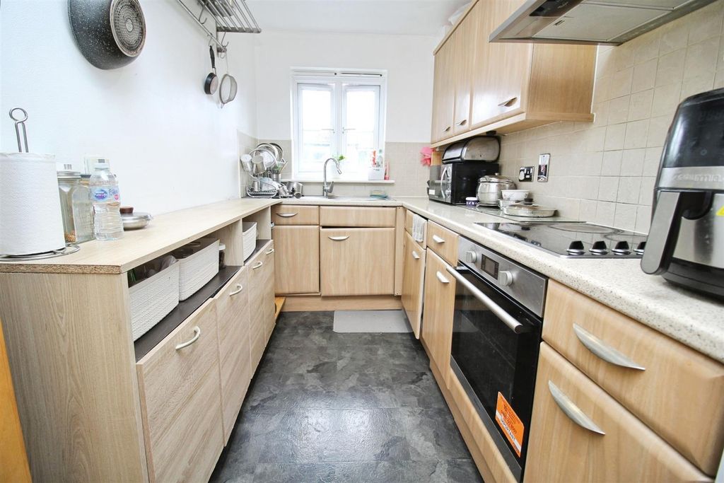 Property photo 3 of 11 Modern Fitted Kitchen