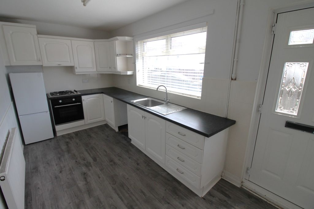 Property photo 3 of 8 Kitchen