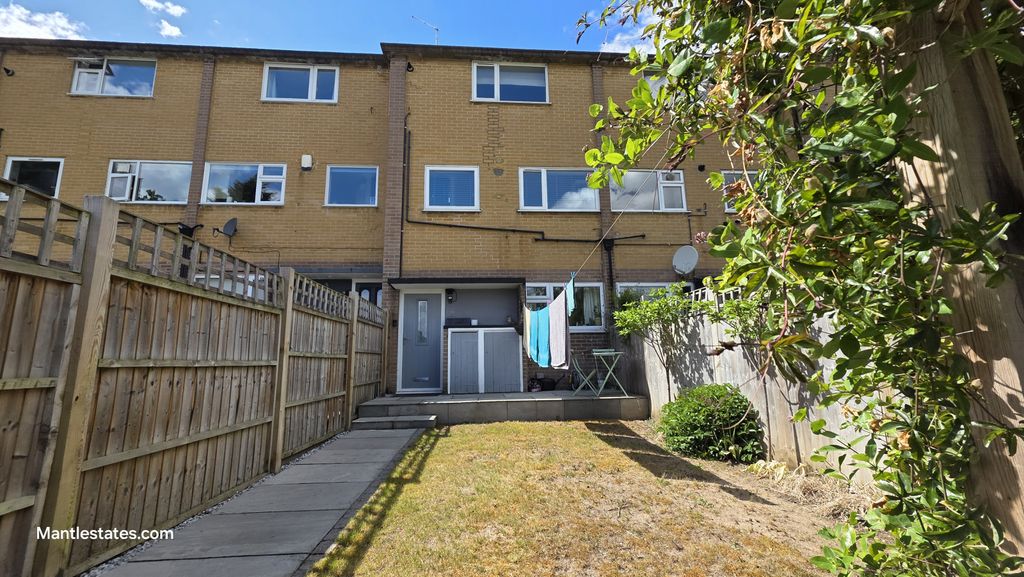 Property photo 1 of 22 2 Bed Maisonette For Sale Burnside Close, Barnet En5