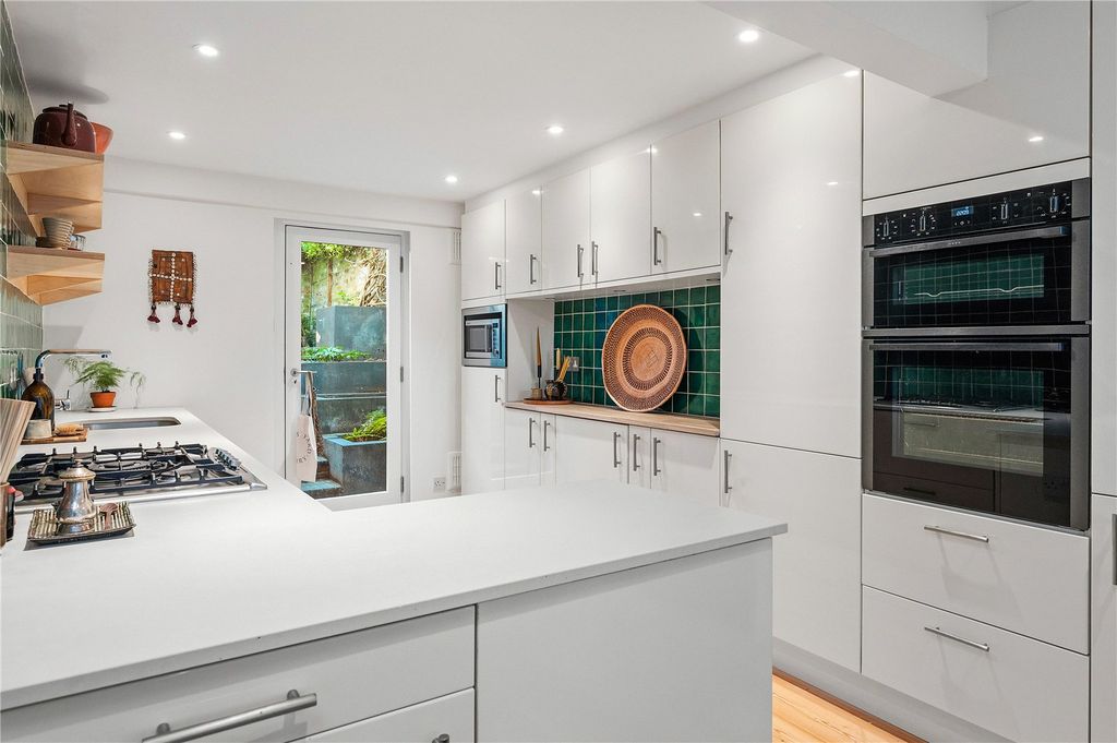 Property photo 3 of 19 Kitchen