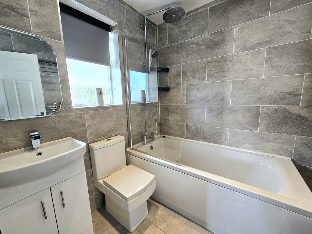 Property photo 3 of 16 Bathroom