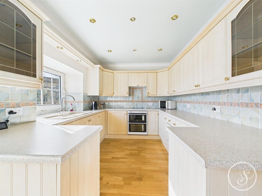 Property photo 2 of 18 Kitchen