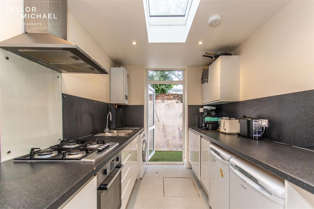 Property photo 2 of 18 Kitchen