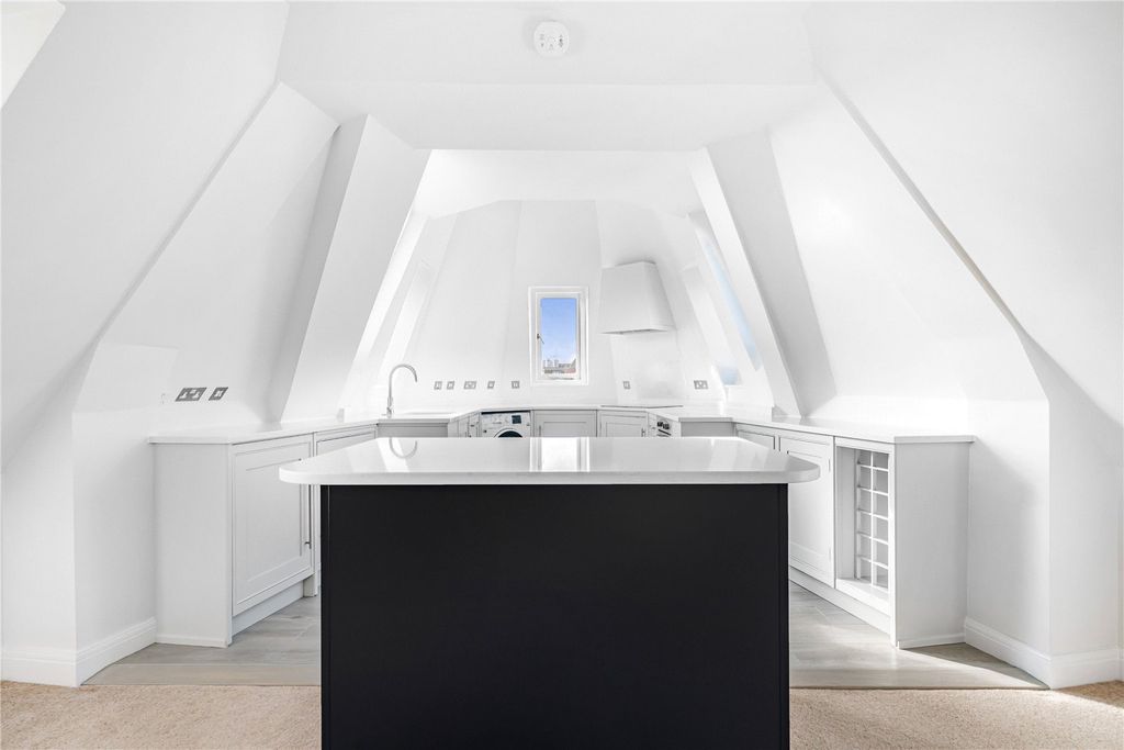 Property photo 3 of 10 Kitchen
